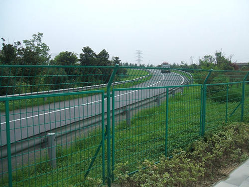 如何購(gòu)買(mǎi)公路護(hù)欄網(wǎng)？